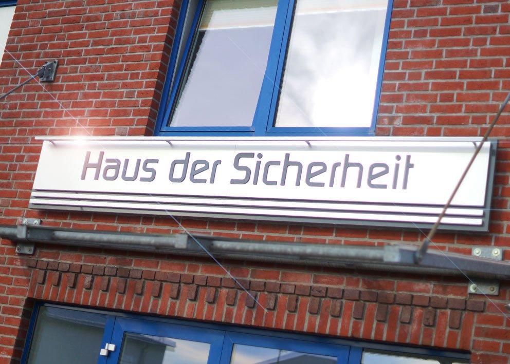 Werbeschild Haus der Sicherheit